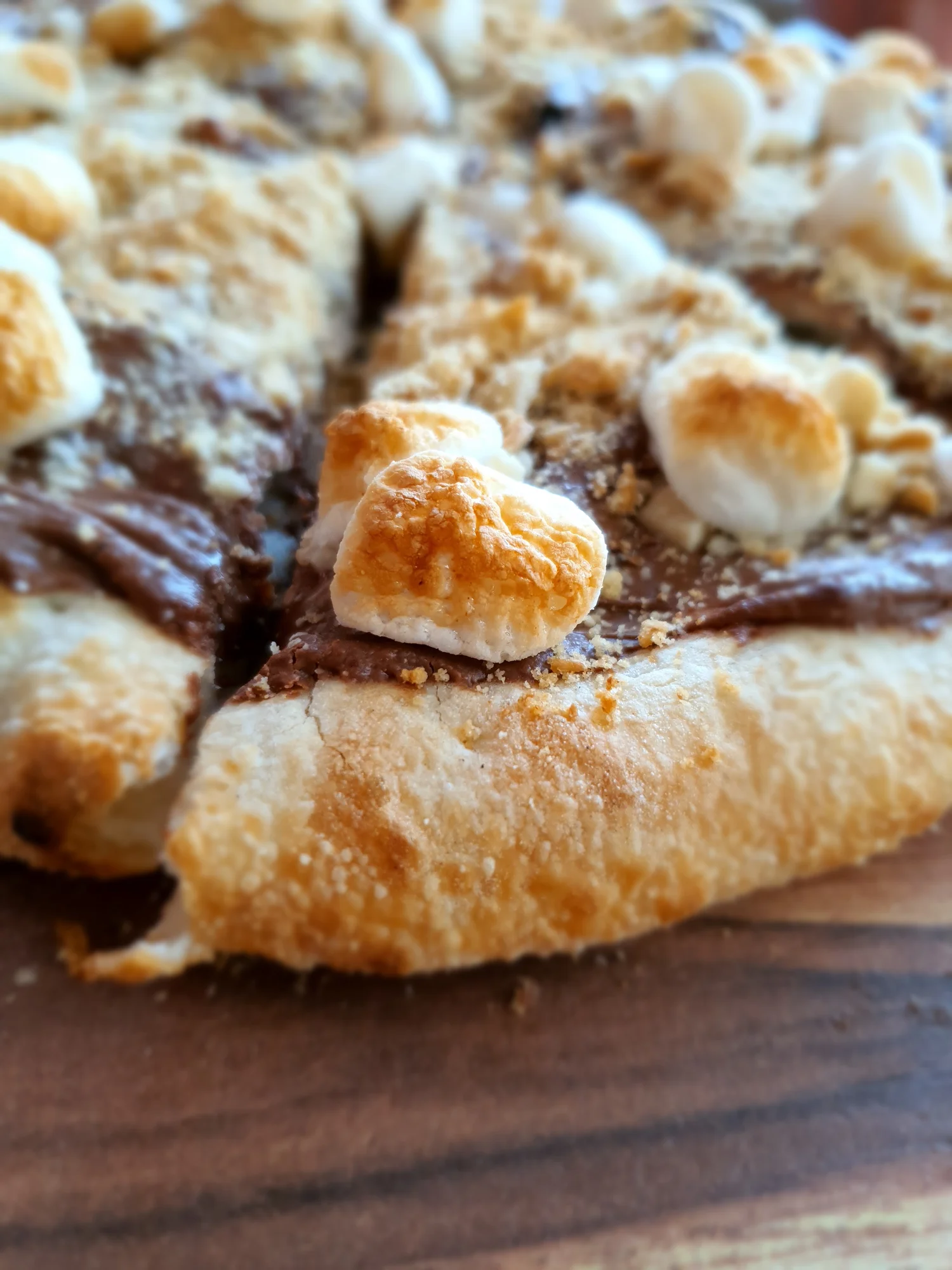 Wood-fired dough topped with Nutella, biscuit and marshmallow